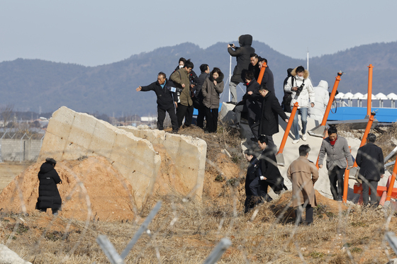 "조류퇴치 잘했다면 왜 사람이 죽었겠냐"…무안공항 찾은 유족 '분통'
