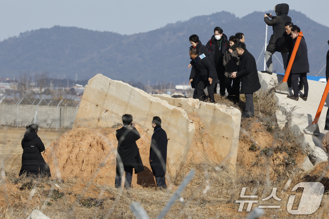 (무안=뉴스1) 김태성 기자 = 12·29 여객기 참사 진상규명을 위한 국정조사 특별위원회(위원장 이양수) 현장조사단이 20일 전남 무안공항 사고현장을 방문해 유가족 등과 함께 현 …