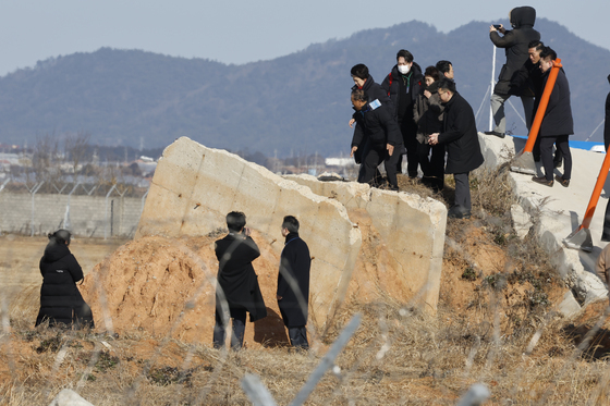 콘크리트 둔덕 살피는 특조위