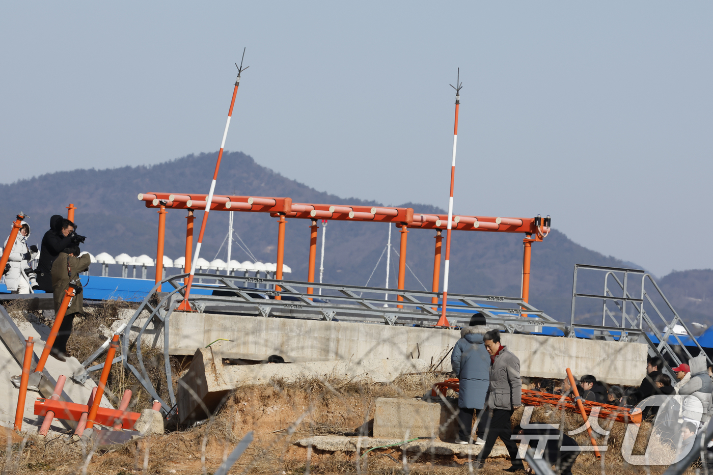 (무안=뉴스1) 김태성 기자 = 12·29 여객기 참사 진상규명을 위한 국정조사 특별위원회(위원장 이양수) 현장조사단이 20일 전남 무안공항 사고현장을 방문해 유가족 등과 함께 현 …