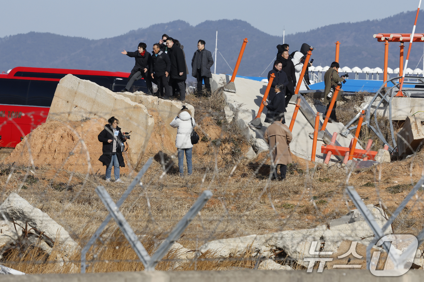 (무안=뉴스1) 김태성 기자 = 12·29 여객기 참사 진상규명을 위한 국정조사 특별위원회(위원장 이양수) 현장조사단이 20일 전남 무안공항 사고현장을 방문해 유가족 등과 함께 현 …