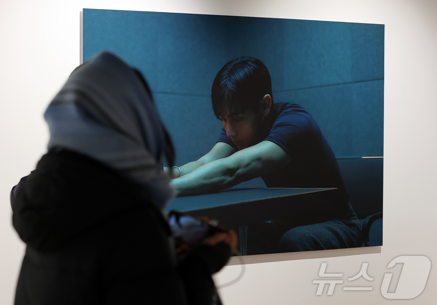 (서울=뉴스1) 김진환 기자 = 20일 오후 서울 중구 프리즈 하우스 서울에서 열린 BTS 뷔의 포토북 ‘타입 비(TYPE 非)’ 발간 기념 오프라인 전시 ‘뷔 타입 비 : 온-사 …