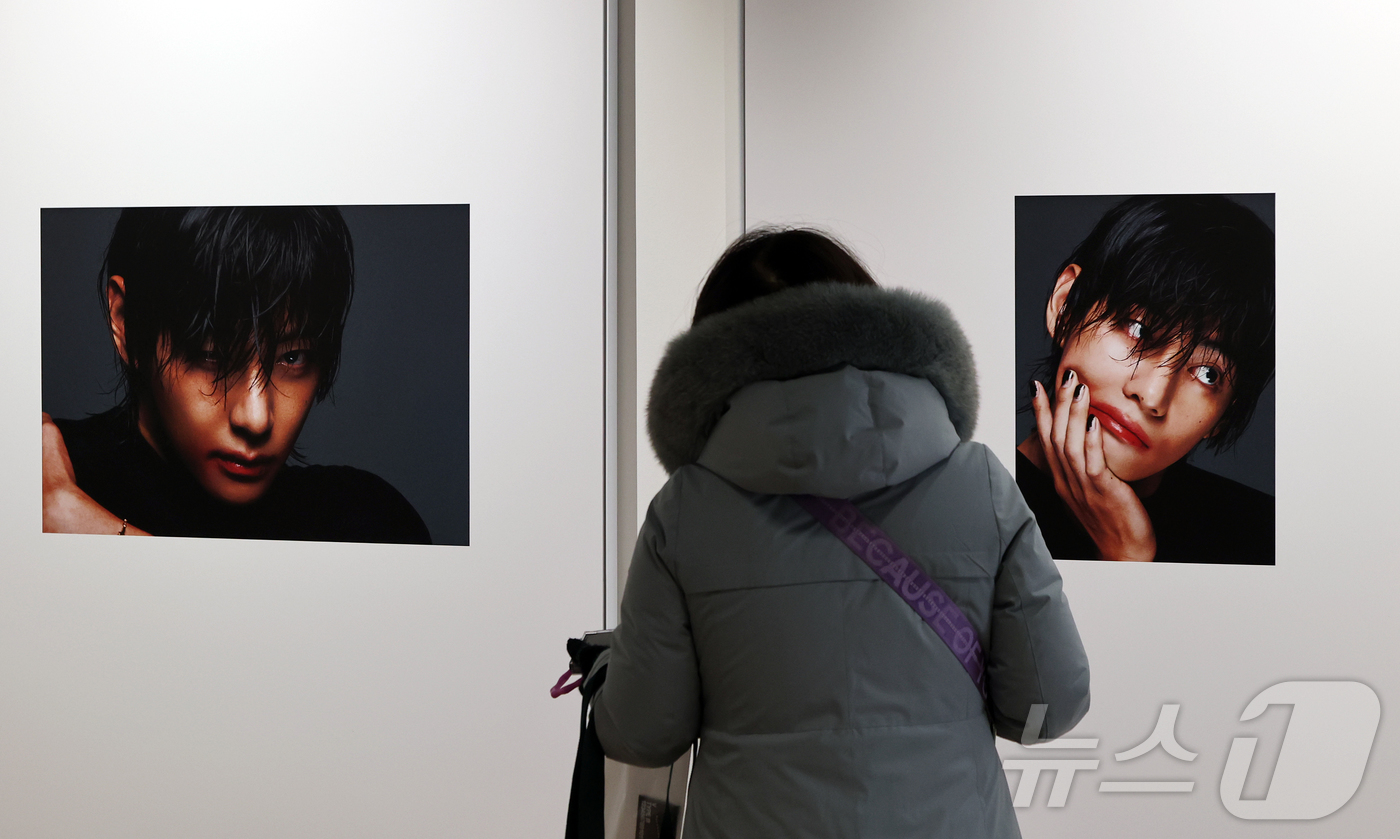 (서울=뉴스1) 김진환 기자 = 20일 오후 서울 중구 프리즈 하우스 서울에서 열린 BTS 뷔의 포토북 ‘타입 비(TYPE 非)’ 발간 기념 오프라인 전시 ‘뷔 타입 비 : 온-사 …