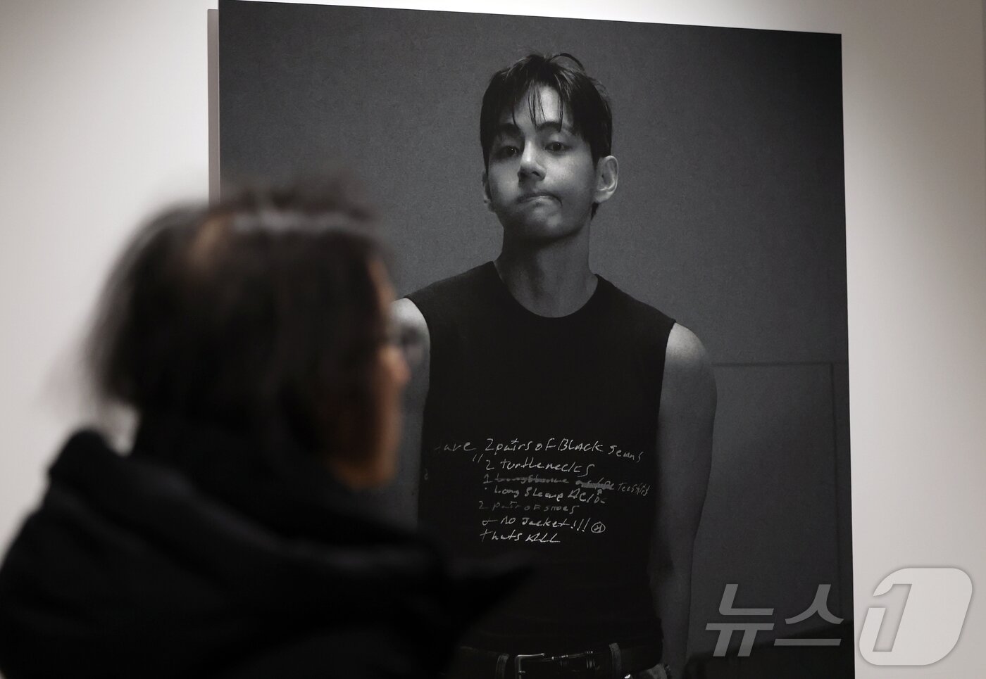 본문 이미지 - 20일 오후 서울 중구 프리즈 하우스 서울에서 열린 BTS 뷔의 포토북 ‘타입 비(TYPE 非)’ 발간 기념 오프라인 전시 ‘뷔 타입 비 : 온-사이트 인 서울(V TYPE 非 : ON-SITE IN SEOUL)’을 찾은 관람객들이 전시물을 관람하고 있다. 2026.1.20/뉴스1 ⓒ News1 김진환 기자