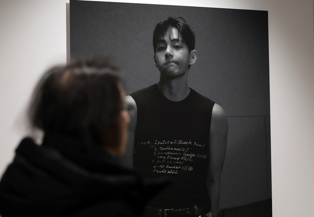 BTS 뷔, 포토북 공개 기념 오프라인 전시 개최