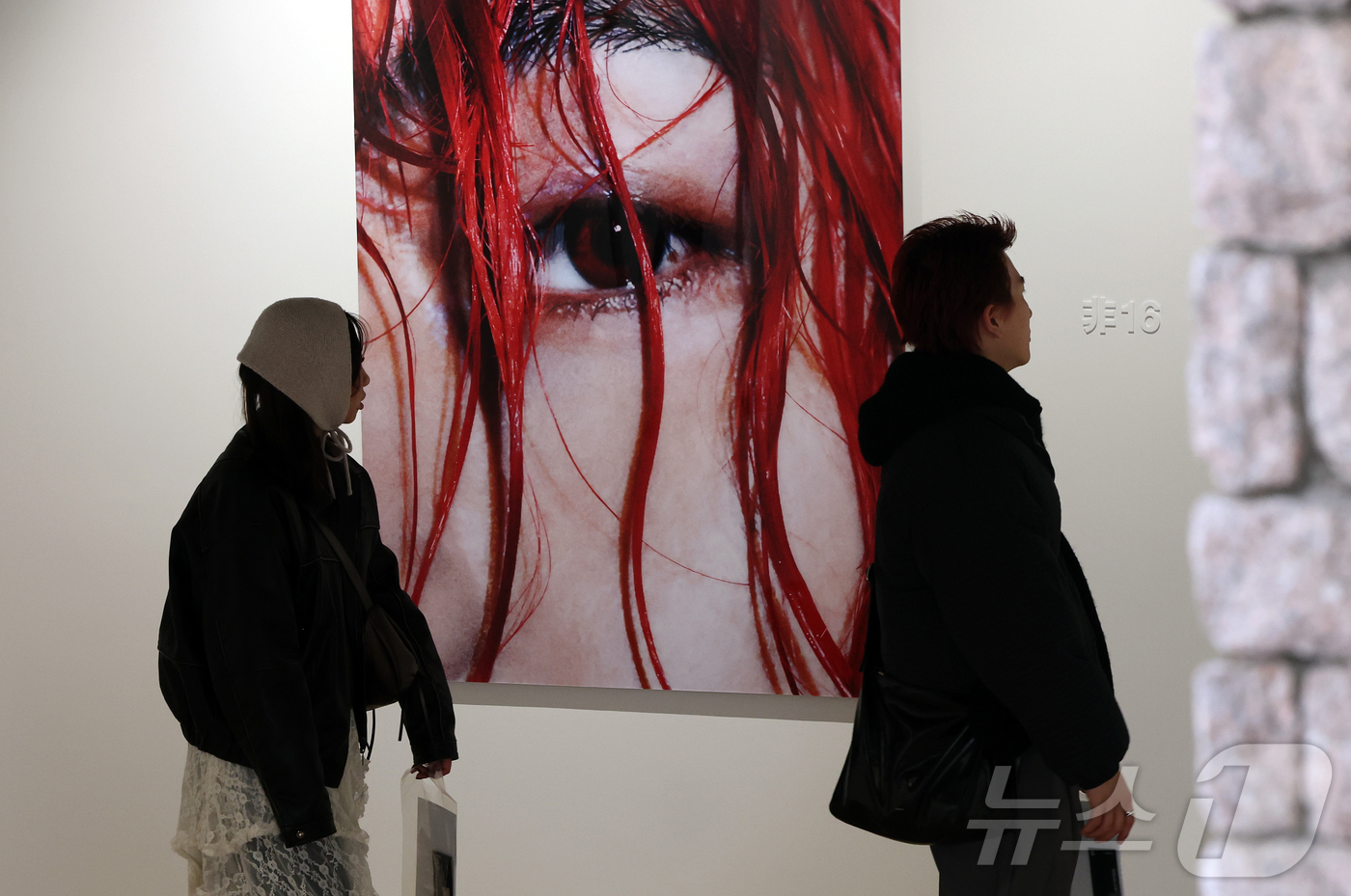 (서울=뉴스1) 김진환 기자 = 20일 오후 서울 중구 프리즈 하우스 서울에서 열린 BTS 뷔의 포토북 ‘타입 비(TYPE 非)’ 발간 기념 오프라인 전시 ‘뷔 타입 비 : 온-사 …