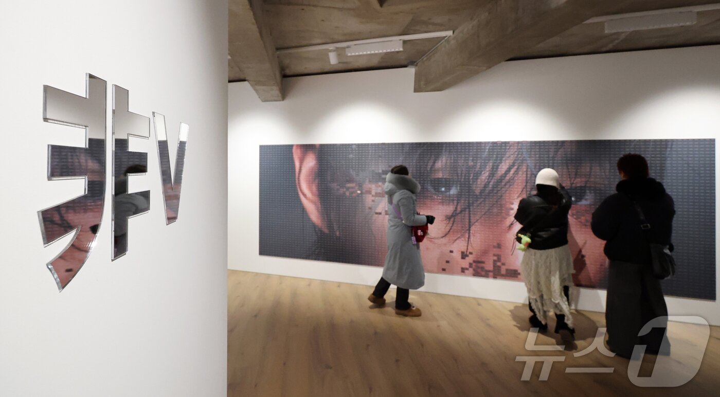 본문 이미지 - 20일 오후 서울 중구 프리즈 하우스 서울에서 열린 BTS 뷔의 포토북 ‘타입 비(TYPE 非)’ 발간 기념 오프라인 전시 ‘뷔 타입 비 : 온-사이트 인 서울(V TYPE 非 : ON-SITE IN SEOUL)’을 찾은 관람객들이 전시물을 관람하고 있다. 2026.1.20/뉴스1 ⓒ News1 김진환 기자