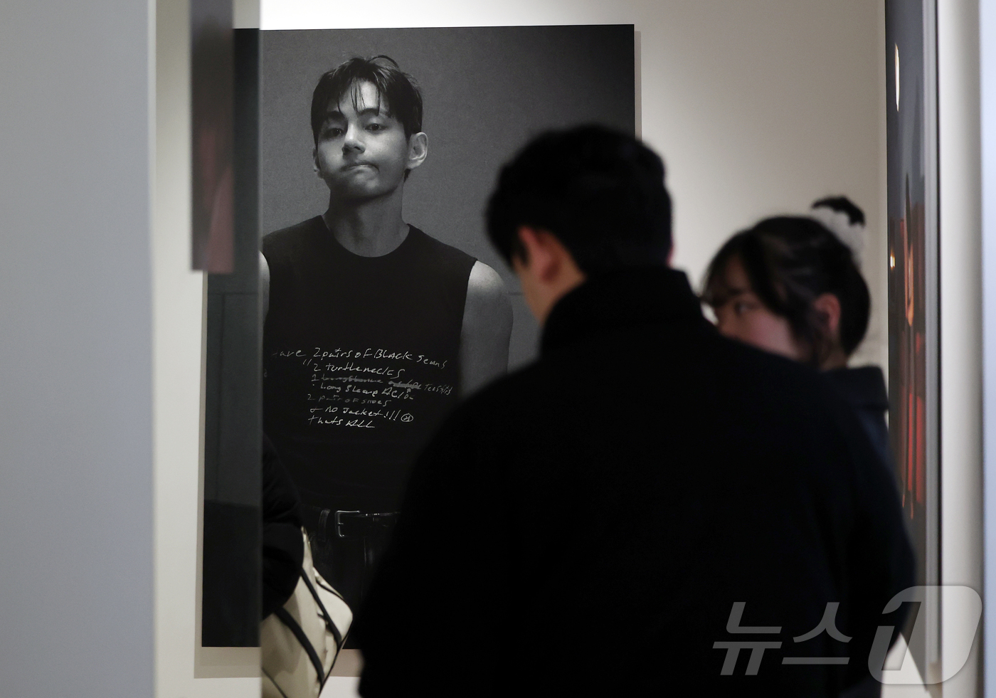 (서울=뉴스1) 김진환 기자 = 20일 오후 서울 중구 프리즈 하우스 서울에서 열린 BTS 뷔의 포토북 ‘타입 비(TYPE 非)’ 발간 기념 오프라인 전시 ‘뷔 타입 비 : 온-사 …