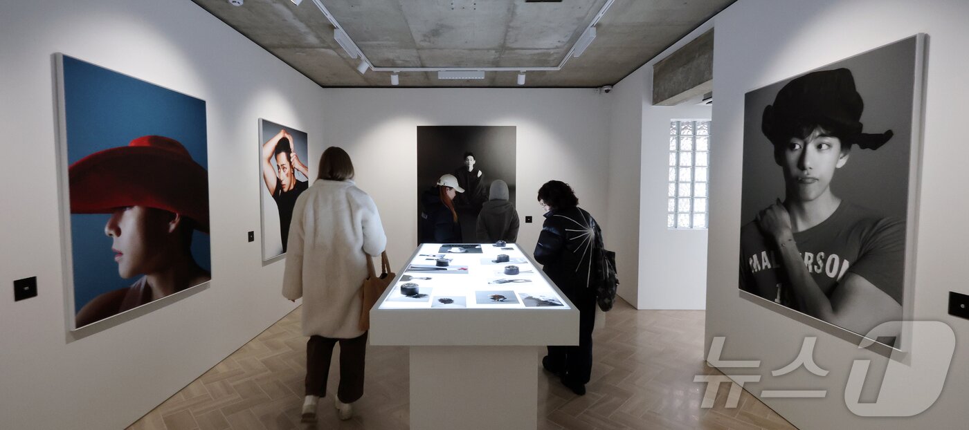 본문 이미지 - 20일 오후 서울 중구 프리즈 하우스 서울에서 열린 BTS 뷔의 포토북 ‘타입 비(TYPE 非)’ 발간 기념 오프라인 전시 ‘뷔 타입 비 : 온-사이트 인 서울(V TYPE 非 : ON-SITE IN SEOUL)’을 찾은 관람객들이 전시물을 관람하고 있다. 2026.1.20/뉴스1 ⓒ News1 김진환 기자