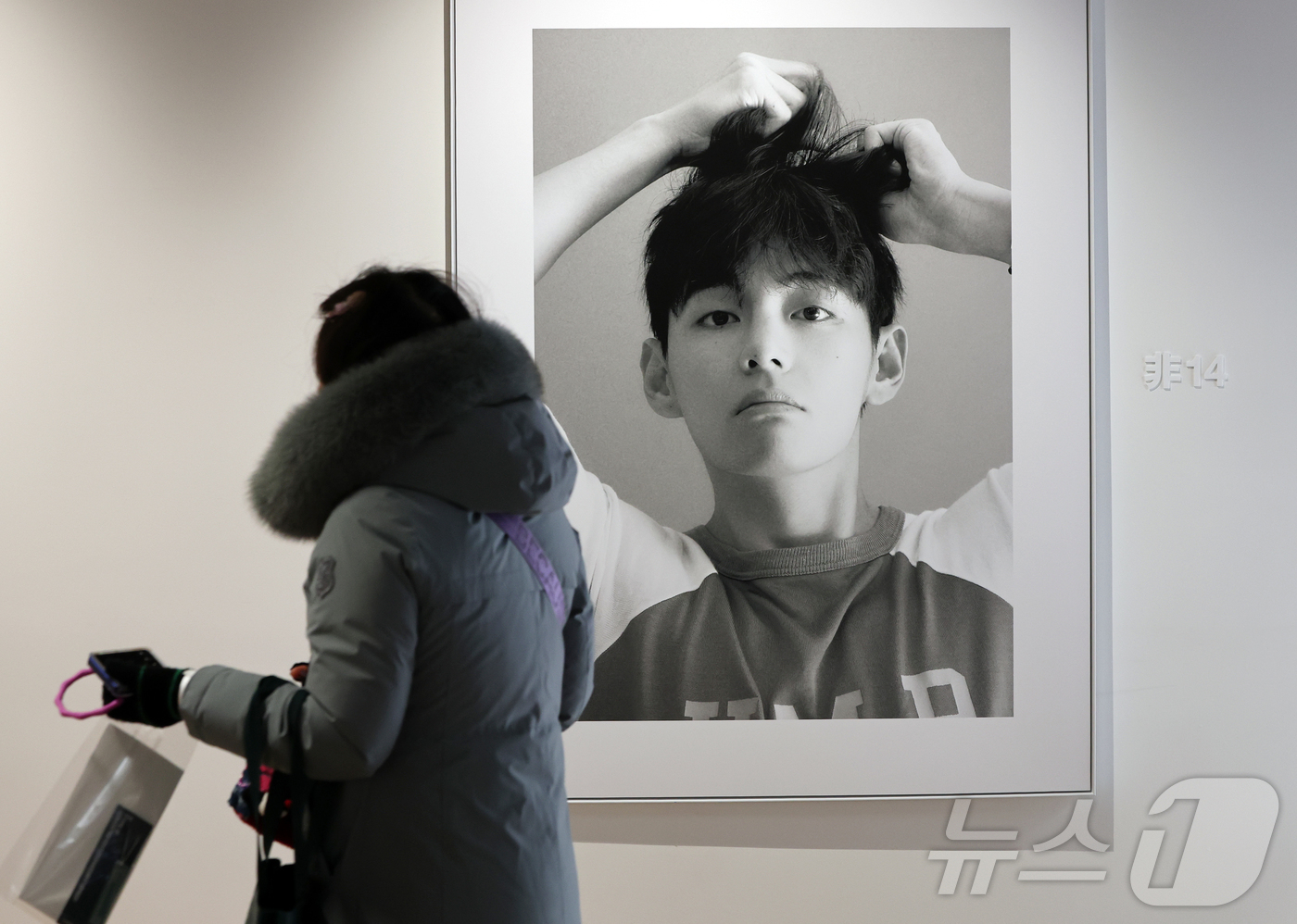 (서울=뉴스1) 김진환 기자 = 20일 오후 서울 중구 프리즈 하우스 서울에서 열린 BTS 뷔의 포토북 ‘타입 비(TYPE 非)’ 발간 기념 오프라인 전시 ‘뷔 타입 비 : 온-사 …