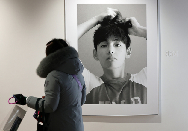 BTS 뷔, 포토북 '타입 비' 발간… 오프라인 전시 개최