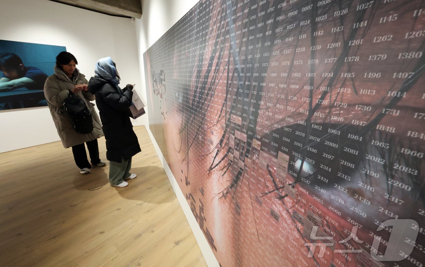 본문 이미지 - 20일 오후 서울 중구 프리즈 하우스 서울에서 열린 BTS 뷔의 포토북 ‘타입 비(TYPE 非)’ 발간 기념 오프라인 전시 ‘뷔 타입 비 : 온-사이트 인 서울(V TYPE 非 : ON-SITE IN SEOUL)’을 찾은 관람객들이 전시물을 관람하고 있다. 2026.1.20/뉴스1 ⓒ News1 김진환 기자