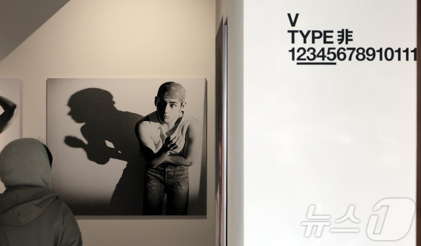 (서울=뉴스1) 김진환 기자 = 20일 오후 서울 중구 프리즈 하우스 서울에서 열린 BTS 뷔의 포토북 ‘타입 비(TYPE 非)’ 발간 기념 오프라인 전시 ‘뷔 타입 비 : 온-사 …