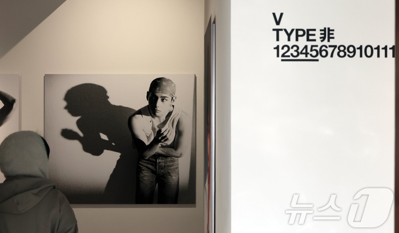 본문 이미지 - 20일 오후 서울 중구 프리즈 하우스 서울에서 열린 BTS 뷔의 포토북 ‘타입 비(TYPE 非)’ 발간 기념 오프라인 전시 ‘뷔 타입 비 : 온-사이트 인 서울(V TYPE 非 : ON-SITE IN SEOUL)’을 찾은 관람객들이 전시물을 관람하고 있다. 2026.1.20/뉴스1 ⓒ News1 김진환 기자