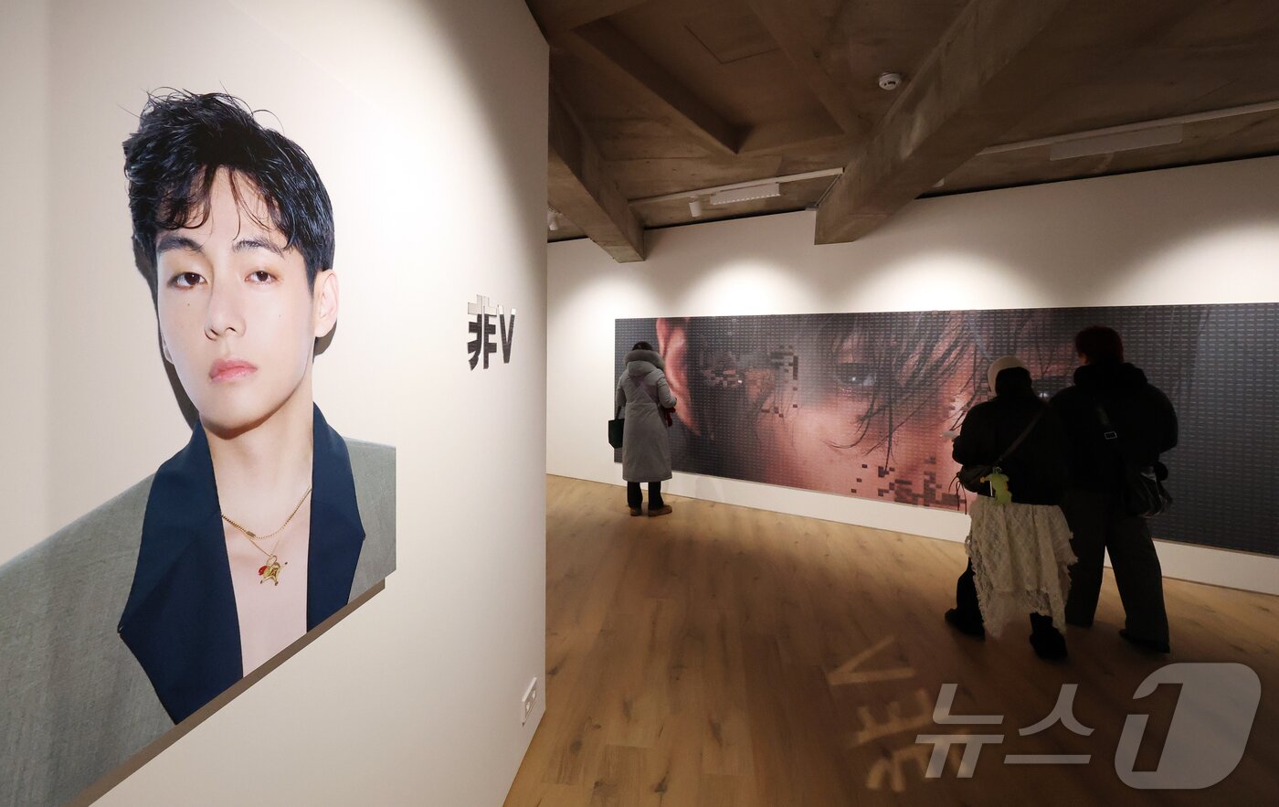 본문 이미지 - 20일 오후 서울 중구 프리즈 하우스 서울에서 열린 BTS 뷔의 포토북 ‘타입 비(TYPE 非)’ 발간 기념 오프라인 전시 ‘뷔 타입 비 : 온-사이트 인 서울(V TYPE 非 : ON-SITE IN SEOUL)’을 찾은 관람객들이 전시물을 관람하고 있다. 2026.1.20/뉴스1 ⓒ News1 김진환 기자