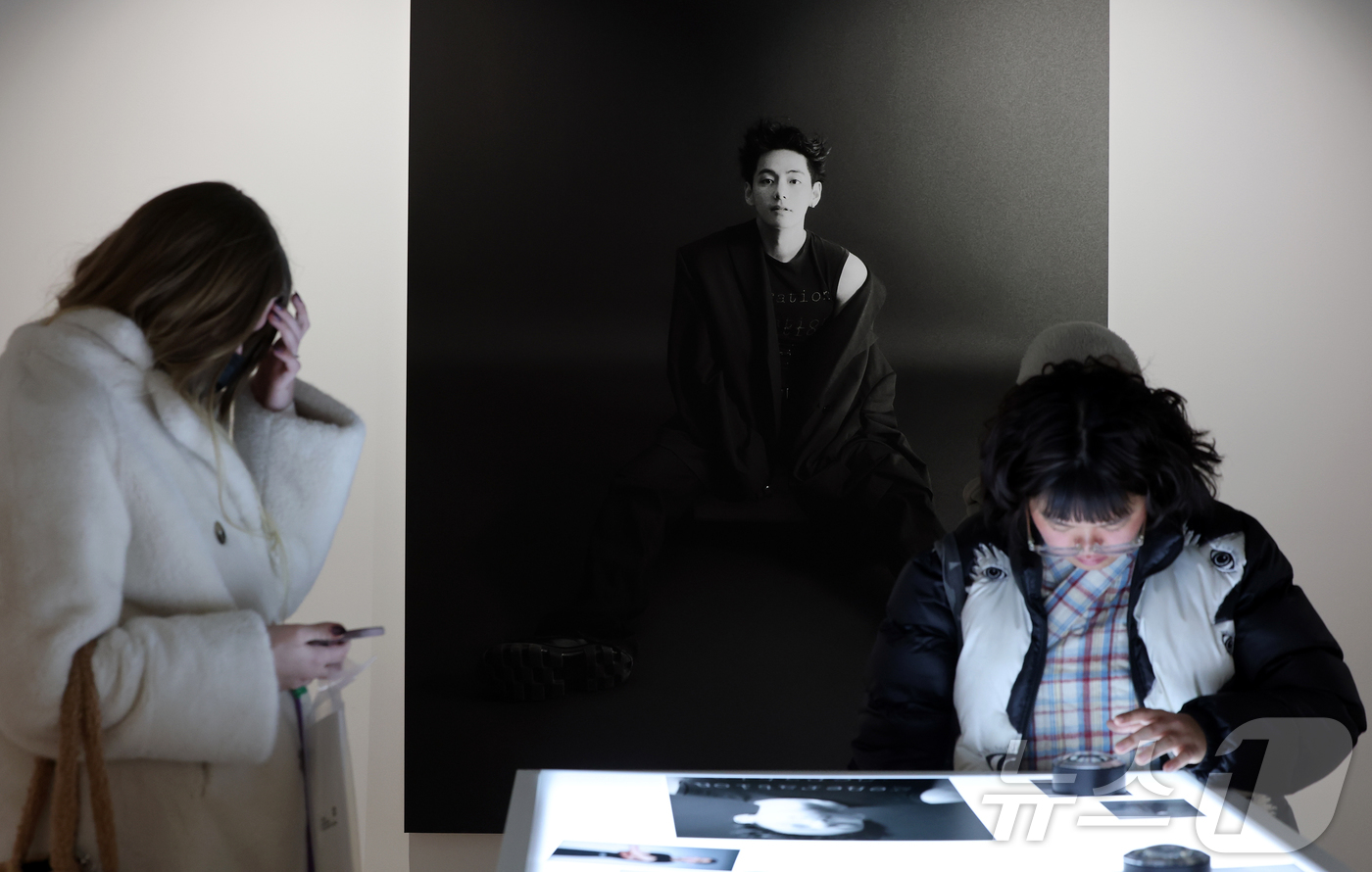 (서울=뉴스1) 김진환 기자 = 20일 오후 서울 중구 프리즈 하우스 서울에서 열린 BTS 뷔의 포토북 ‘타입 비(TYPE 非)’ 발간 기념 오프라인 전시 ‘뷔 타입 비 : 온-사 …