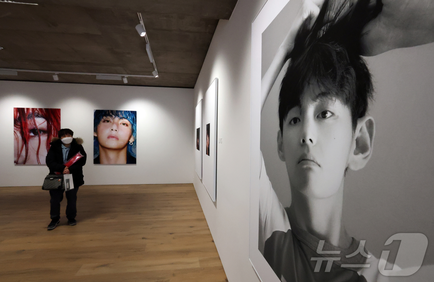 (서울=뉴스1) 김진환 기자 = 20일 오후 서울 중구 프리즈 하우스 서울에서 열린 BTS 뷔의 포토북 ‘타입 비(TYPE 非)’ 발간 기념 오프라인 전시 ‘뷔 타입 비 : 온-사 …