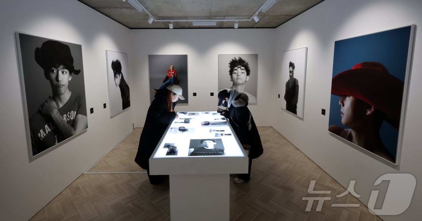 (서울=뉴스1) 김진환 기자 = 20일 오후 서울 중구 프리즈 하우스 서울에서 열린 BTS 뷔의 포토북 ‘타입 비(TYPE 非)’ 발간 기념 오프라인 전시 ‘뷔 타입 비 : 온-사 …