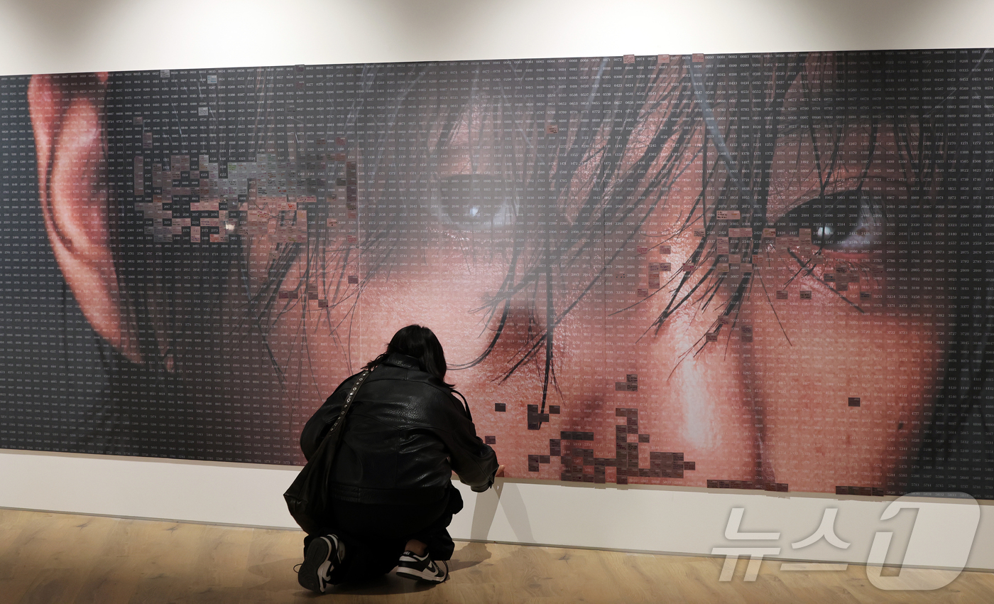 (서울=뉴스1) 김진환 기자 = 20일 오후 서울 중구 프리즈 하우스 서울에서 열린 BTS 뷔의 포토북 ‘타입 비(TYPE 非)’ 발간 기념 오프라인 전시 ‘뷔 타입 비 : 온-사 …