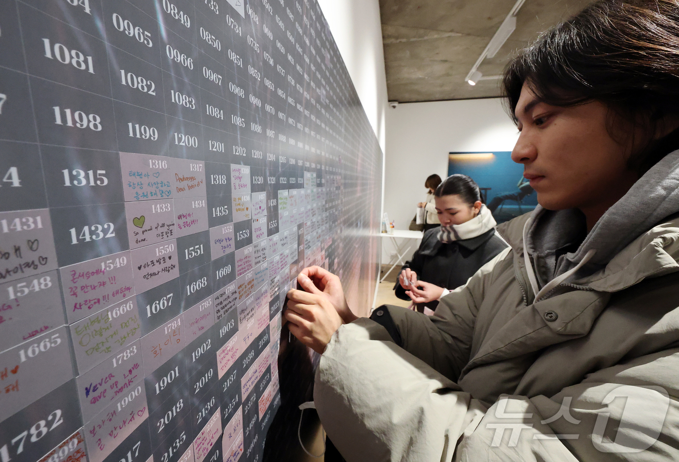 (서울=뉴스1) 김진환 기자 = 20일 오후 서울 중구 프리즈 하우스 서울에서 열린 BTS 뷔의 포토북 ‘타입 비(TYPE 非)’ 발간 기념 오프라인 전시 ‘뷔 타입 비 : 온-사 …