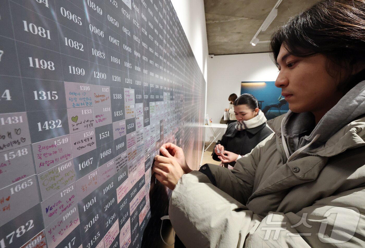 본문 이미지 - 20일 오후 서울 중구 프리즈 하우스 서울에서 열린 BTS 뷔의 포토북 ‘타입 비(TYPE 非)’ 발간 기념 오프라인 전시 ‘뷔 타입 비 : 온-사이트 인 서울(V TYPE 非 : ON-SITE IN SEOUL)’을 찾은 관람객이 응원 문구를 남기고 있다. 2026.1.20/뉴스1 ⓒ News1 김진환 기자