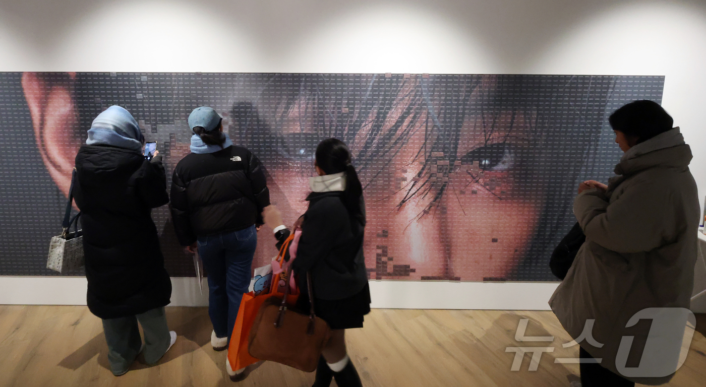 (서울=뉴스1) 김진환 기자 = 20일 오후 서울 중구 프리즈 하우스 서울에서 열린 BTS 뷔의 포토북 ‘타입 비(TYPE 非)’ 발간 기념 오프라인 전시 ‘뷔 타입 비 : 온-사 …