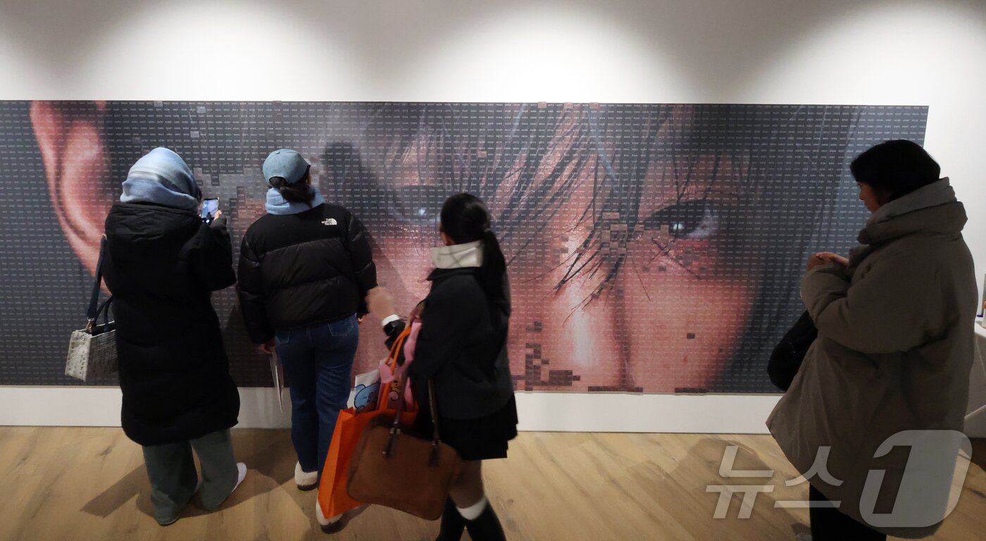 본문 이미지 - 20일 오후 서울 중구 프리즈 하우스 서울에서 열린 BTS 뷔의 포토북 ‘타입 비(TYPE 非)’ 발간 기념 오프라인 전시 ‘뷔 타입 비 : 온-사이트 인 서울(V TYPE 非 : ON-SITE IN SEOUL)’을 찾은 관람객들이 전시물을 관람하고 있다. 2026.1.20/뉴스1 ⓒ News1 김진환 기자