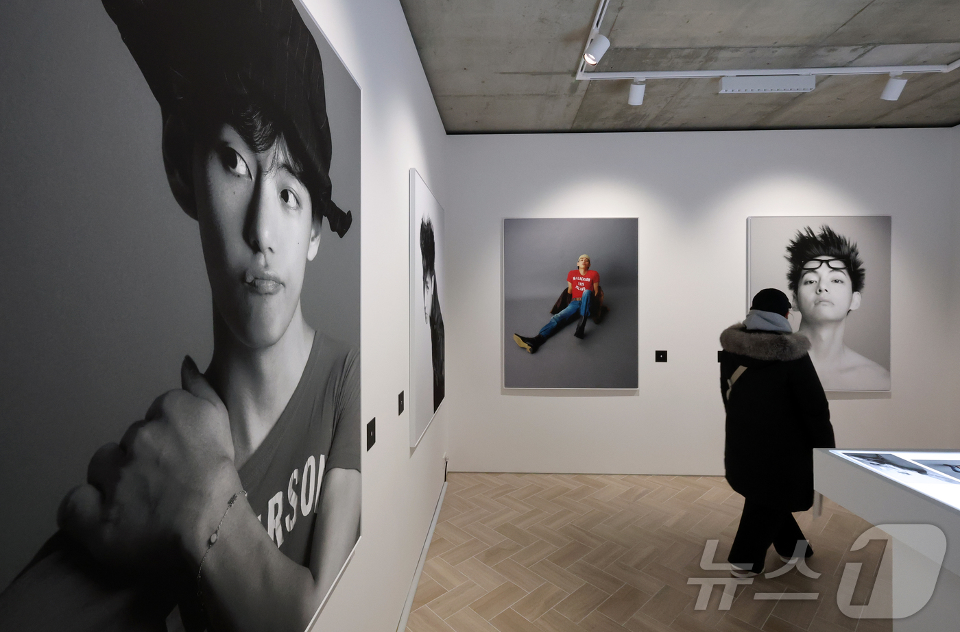 (서울=뉴스1) 김진환 기자 = 20일 오후 서울 중구 프리즈 하우스 서울에서 열린 BTS 뷔의 포토북 ‘타입 비(TYPE 非)’ 발간 기념 오프라인 전시 ‘뷔 타입 비 : 온-사 …