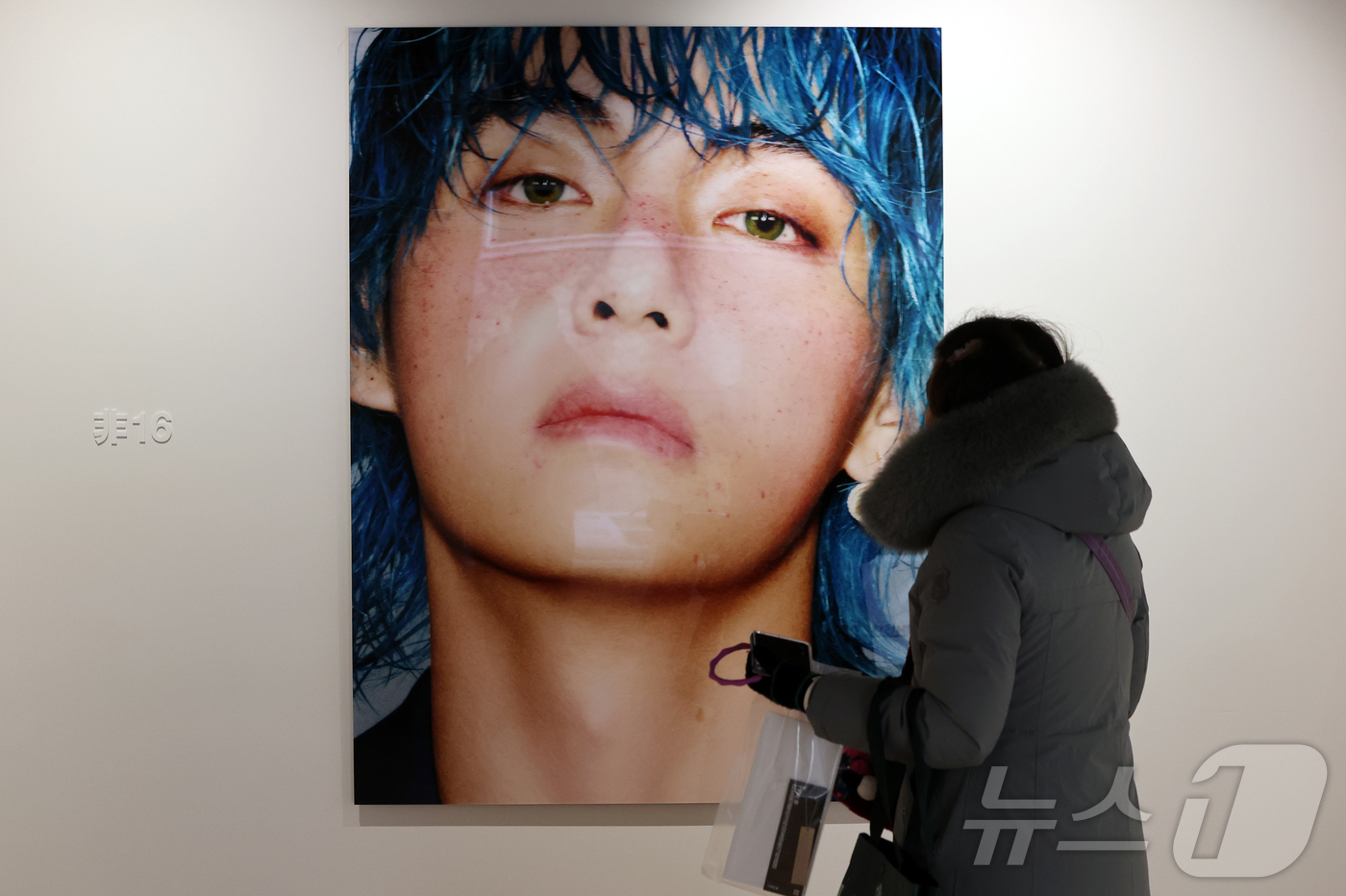 (서울=뉴스1) 김진환 기자 = 20일 오후 서울 중구 프리즈 하우스 서울에서 열린 BTS 뷔의 포토북 ‘타입 비(TYPE 非)’ 발간 기념 오프라인 전시 ‘뷔 타입 비 : 온-사 …