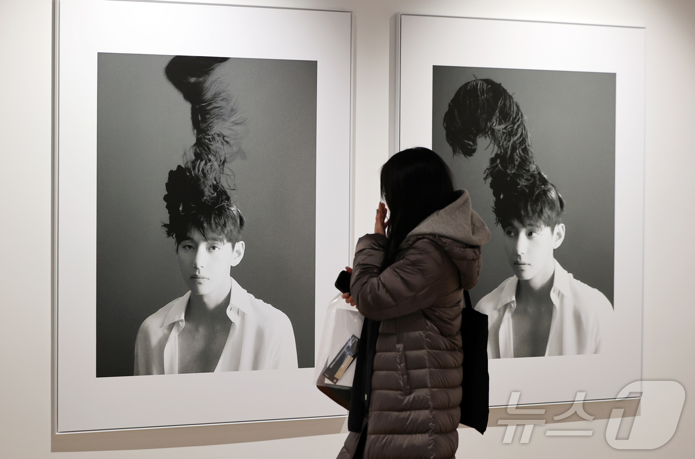 (서울=뉴스1) 김진환 기자 = 20일 오후 서울 중구 프리즈 하우스 서울에서 열린 BTS 뷔의 포토북 ‘타입 비(TYPE 非)’ 발간 기념 오프라인 전시 ‘뷔 타입 비 : 온-사 …