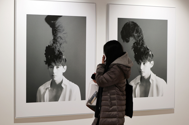 BTS 뷔, 포토북 'TYPE 비' 공개…오프라인 전시 개최