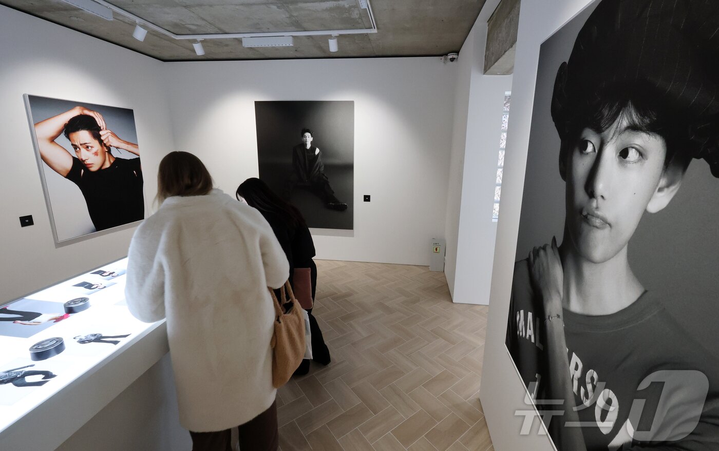 본문 이미지 - 20일 오후 서울 중구 프리즈 하우스 서울에서 열린 BTS 뷔의 포토북 ‘타입 비(TYPE 非)’ 발간 기념 오프라인 전시 ‘뷔 타입 비 : 온-사이트 인 서울(V TYPE 非 : ON-SITE IN SEOUL)’을 찾은 관람객들이 전시물을 관람하고 있다. 2026.1.20/뉴스1 ⓒ News1 김진환 기자