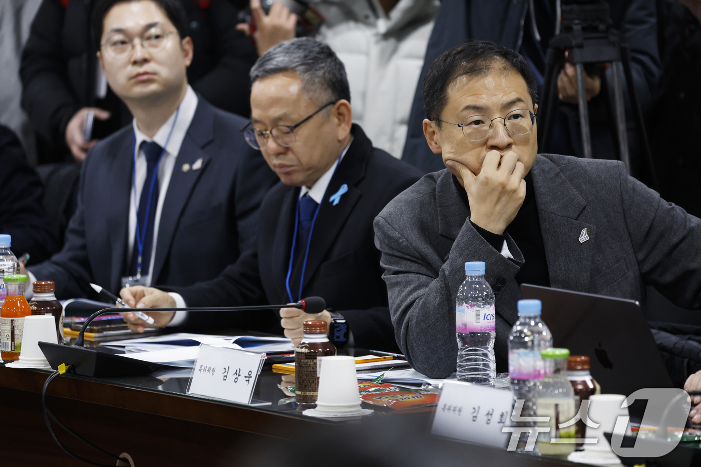 (무안=뉴스1) 김태성 기자 = 김상욱 특별위원이 20일 12·29 여객기 참사 진상규명을 위한 국정조사 특별위원회 무안공항 현장조사에 앞서 브리핑을 듣고 있다. 2026.1.20 …