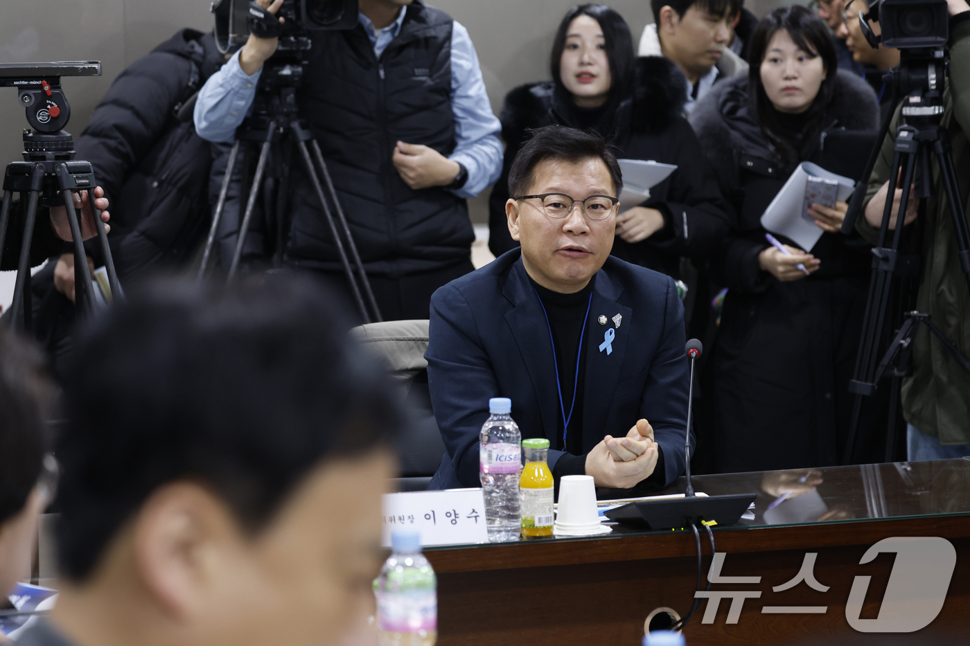 (무안=뉴스1) 김태성 기자 = 이양수 위원장이 20일 무안공항에서 열린 12·29 여객기 참사 진상규명을 위한 국정조사 특별위원회 무안공항 현장조사에 앞서 브리핑을 듣고 있다. …