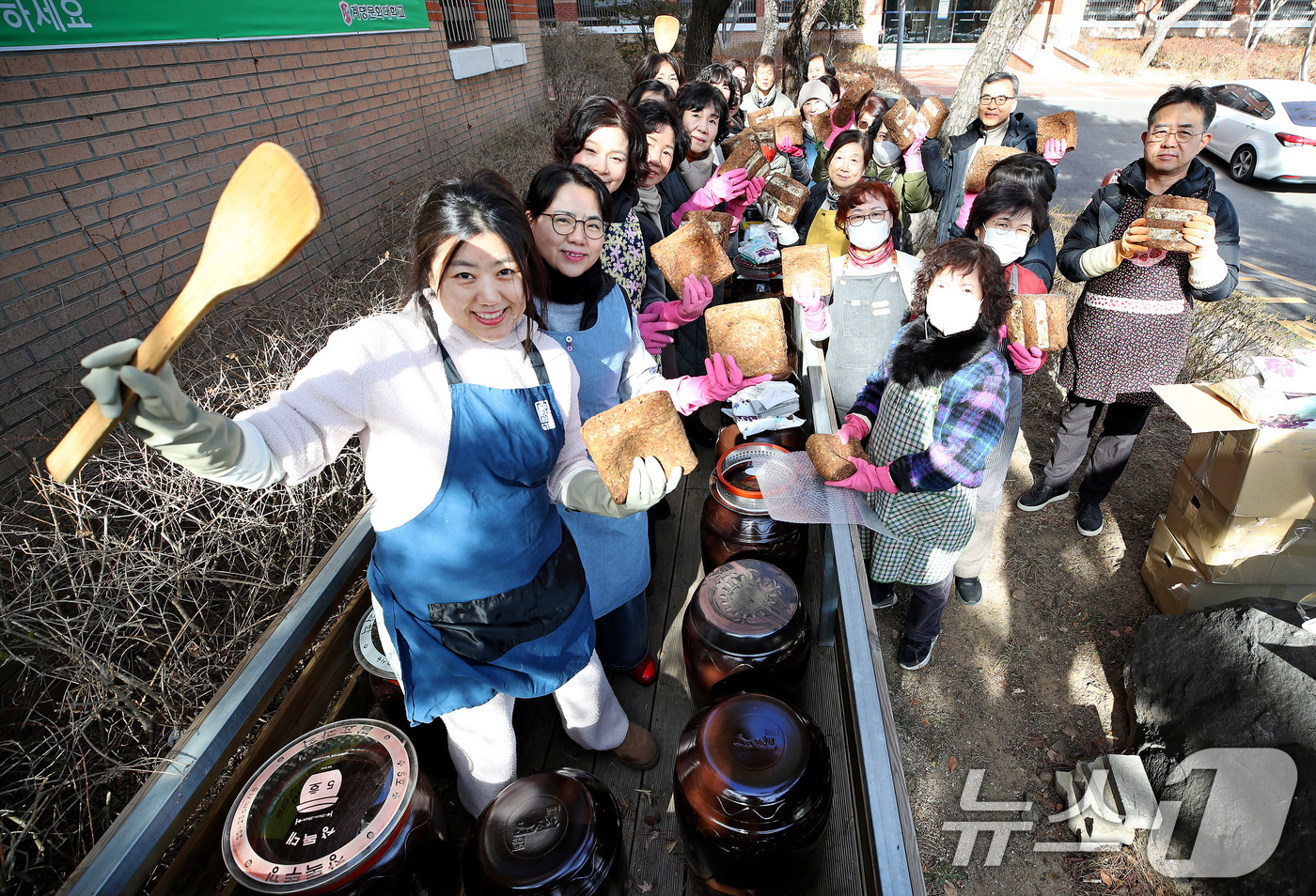 (대구=뉴스1) 공정식 기자 = 20일 대구 달서구 계명문화대에서 열린 '장 담그기 특강'에 참여한 슬로우푸드조리과 성인학습자와 달서구 주민이 전통 방식으로 장을 담그기 위해 메주 …