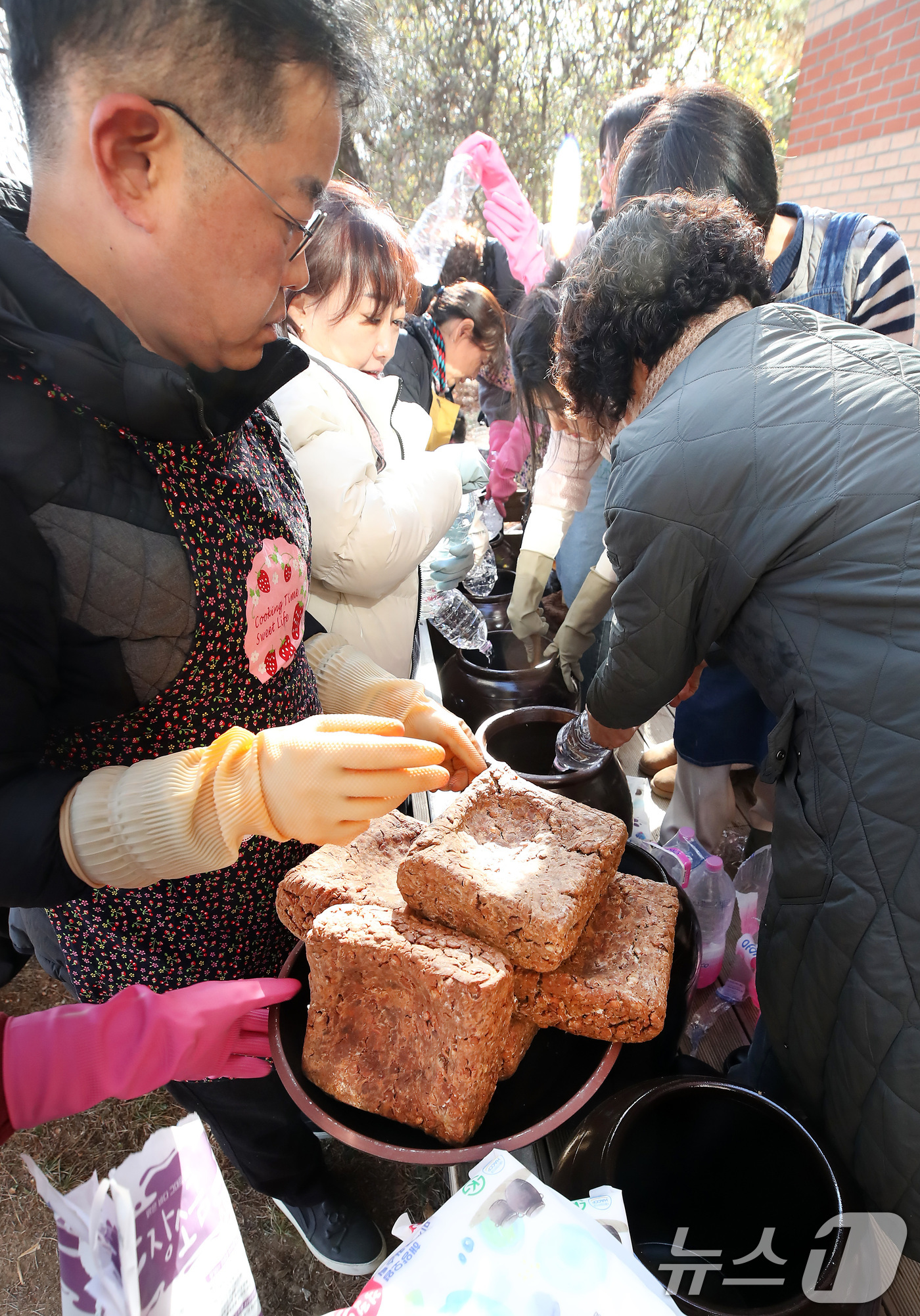 (대구=뉴스1) 공정식 기자 = 20일 대구 달서구 계명문화대에서 열린 '장 담그기 특강'에 참여한 슬로우푸드조리과 성인학습자와 달서구 주민이 전통 방식으로 장을 담그고 있다.이 …