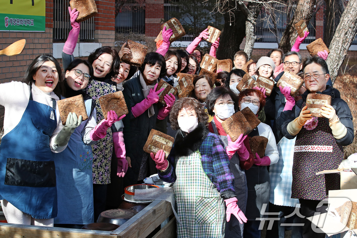 (대구=뉴스1) 공정식 기자 = 20일 대구 달서구 계명문화대에서 열린 '장 담그기 특강'에 참여한 슬로우푸드조리과 성인학습자와 달서구 주민이 전통 방식으로 장을 담그기 위해 메주 …