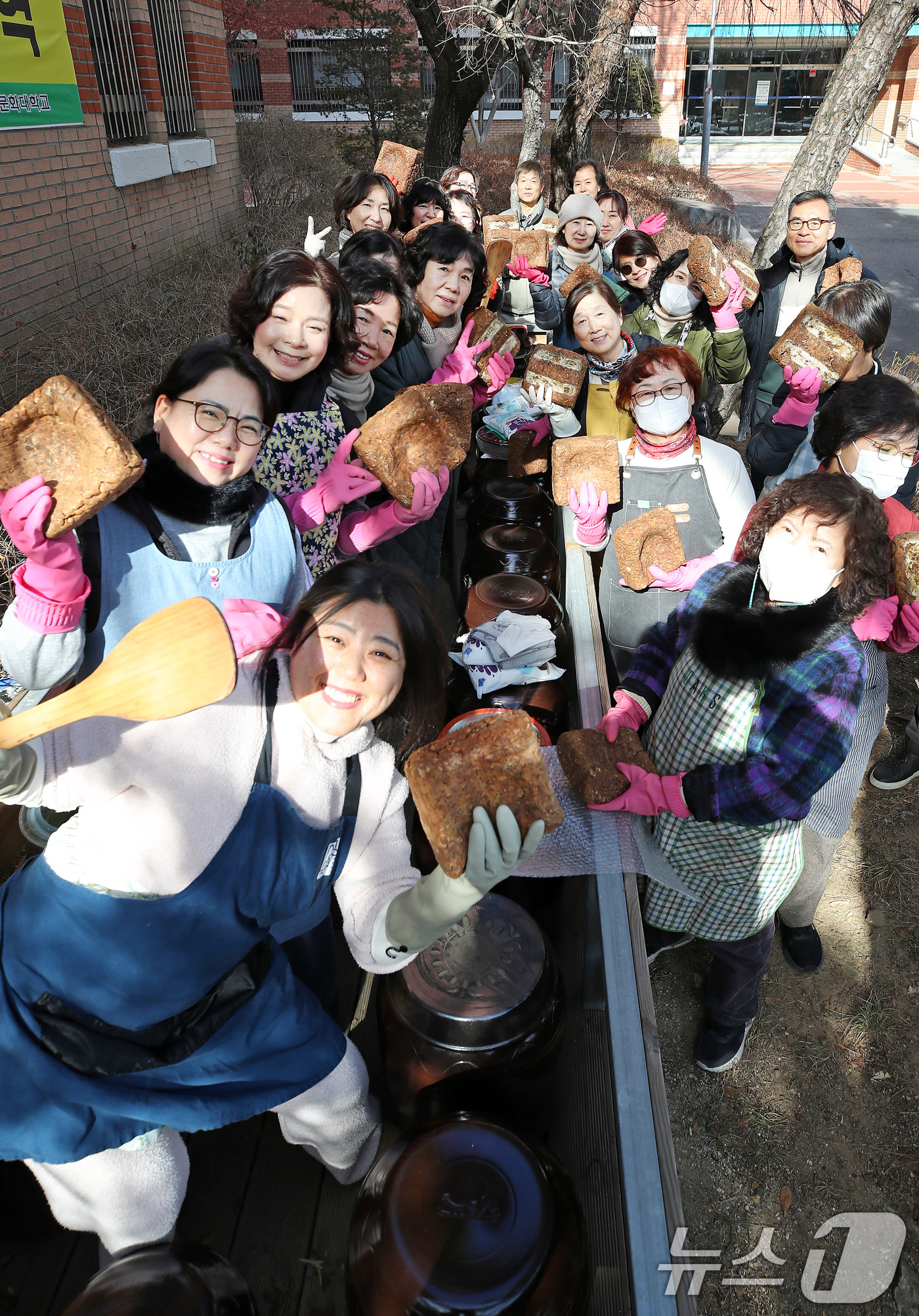 (대구=뉴스1) 공정식 기자 = 20일 대구 달서구 계명문화대에서 열린 '장 담그기 특강'에 참여한 슬로우푸드조리과 성인학습자와 달서구 주민이 전통 방식으로 장을 담그기 위해 메주 …