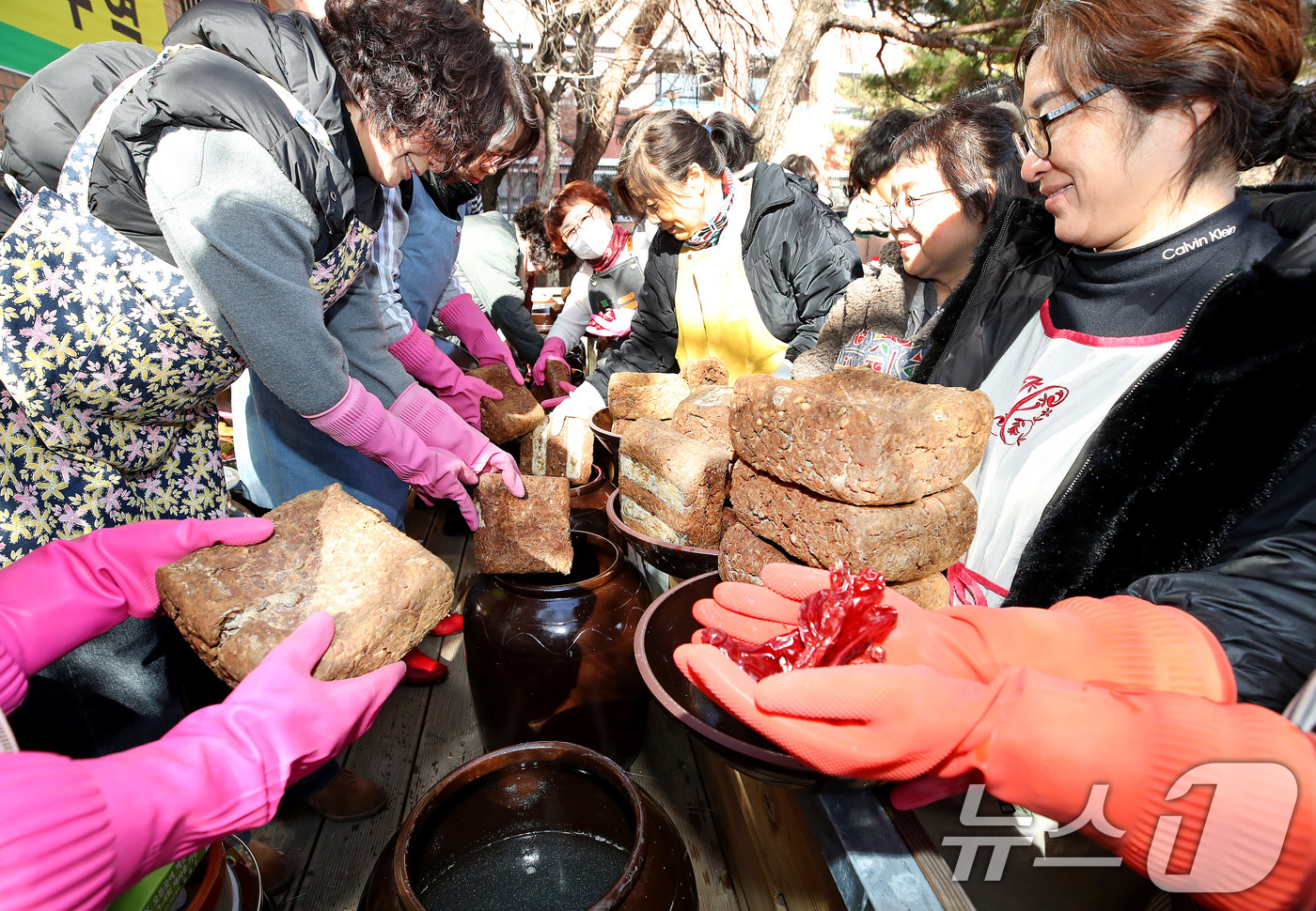 (대구=뉴스1) 공정식 기자 = 20일 대구 달서구 계명문화대에서 열린 '장 담그기 특강'에 참여한 슬로우푸드조리과 성인학습자와 달서구 주민이 전통 방식으로 장을 담그고 있다.이 …