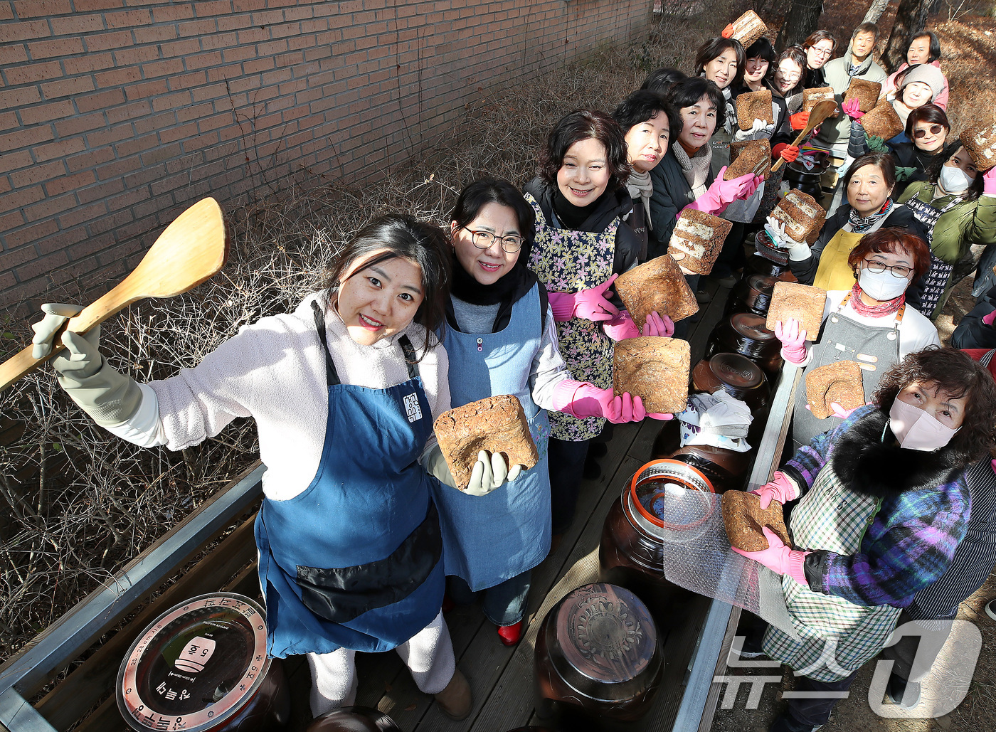 (대구=뉴스1) 공정식 기자 = 20일 대구 달서구 계명문화대에서 열린 '장 담그기 특강'에 참여한 슬로우푸드조리과 성인학습자와 달서구 주민이 전통 방식으로 장을 담그기 위해 메주 …