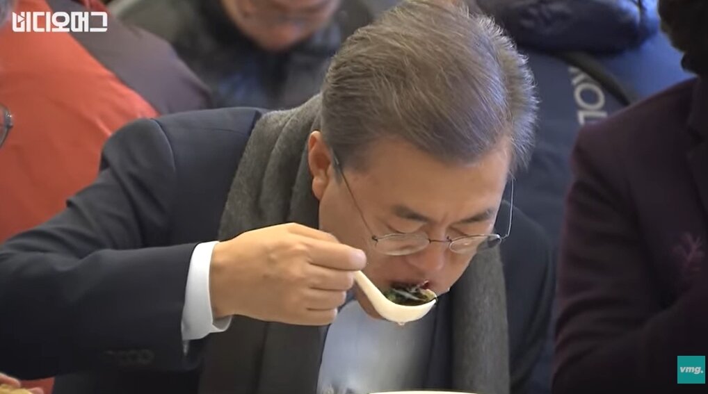 본문 이미지 - 한 식당에서 시민들과 함께 식사중인 문재인 전 대통령. 출처=유튜브 '비디오머그'