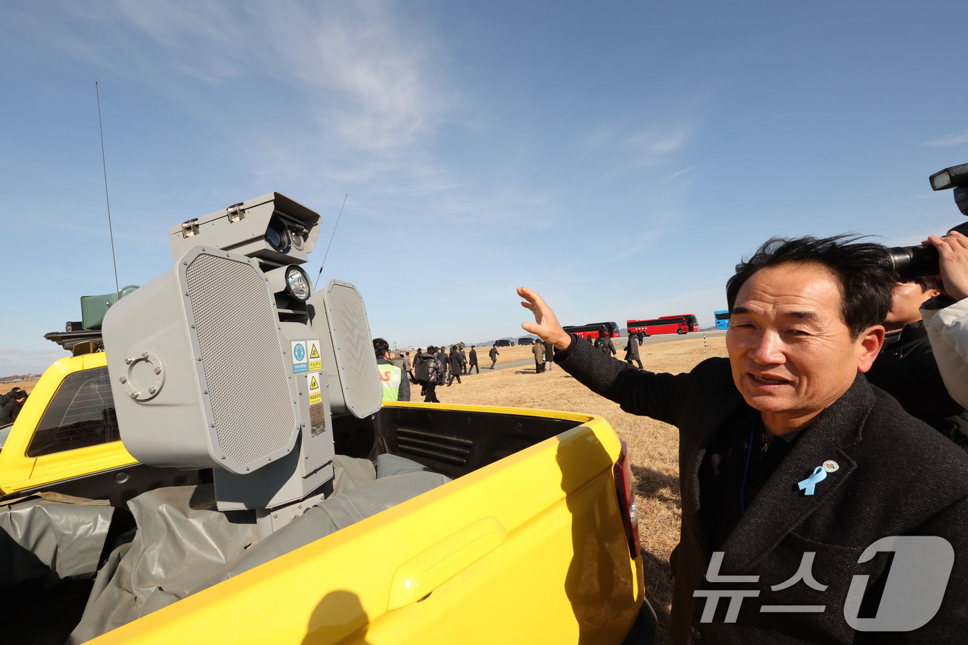 (무안=뉴스1) 박지현 기자 = 20일 무안국제공항에서 12·29 여객기 참사 진상규명을 위한 국정조사 특별위원회 현장조사단이 유가족과 함께 조류충돌 예방 활동 현장을 바라보고 있 …