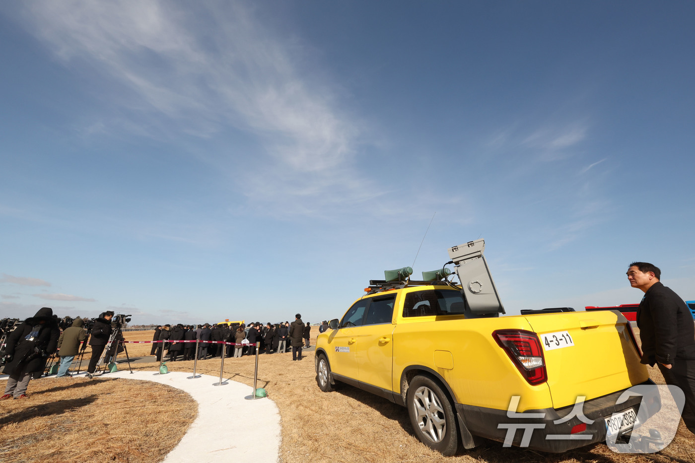 (무안=뉴스1) 박지현 기자 = 20일 무안국제공항에서 열린 12·29 여객기 참사 진상규명을 위한 국정조사 특별위원회 현장조사에서 현장조사단이 유가족과 함께 조류충돌 예방 활동 …