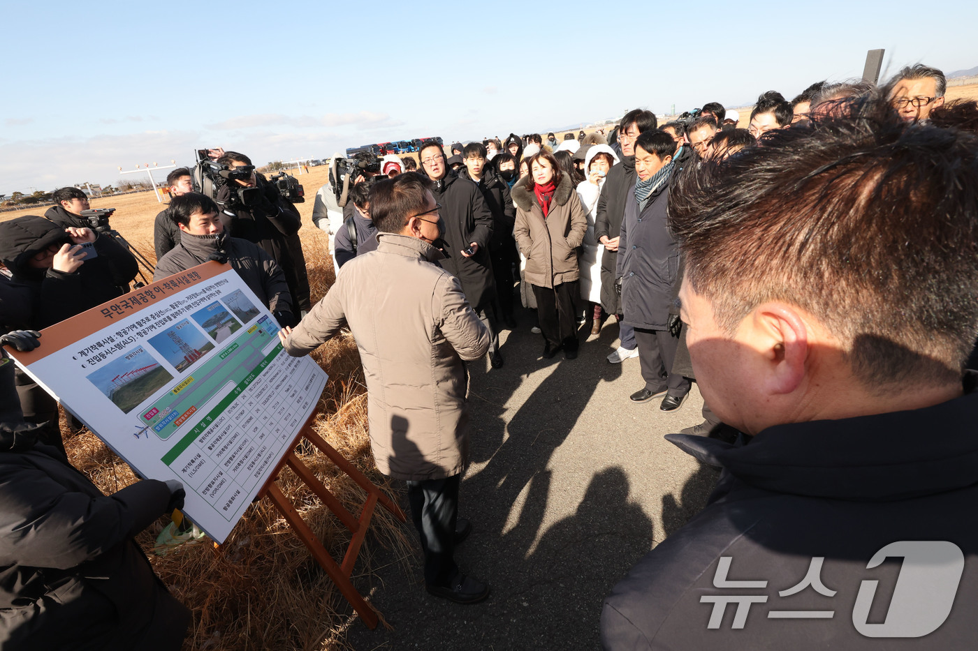 (무안=뉴스1) 박지현 기자 = 20일 무안국제공항에서 열린 12·29 여객기 참사 진상규명을 위한 국정조사 특별위원회 현장조사에서 현장조사단과 유가족이 공항공사의 설명을 듣기 위 …