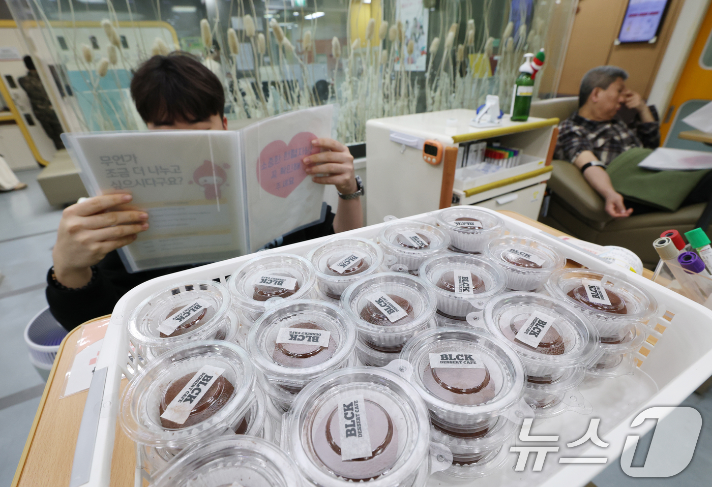 (수원=뉴스1) 김영운 기자 = 20일 경기 수원시 팔달구 헌혈의집 수원역센터에서 시민들이 헌혈을 하고 있다.경기혈액원은 오는 20일부터 제품 소진 시까지 관할 헌혈의집 전혈 헌혈 …