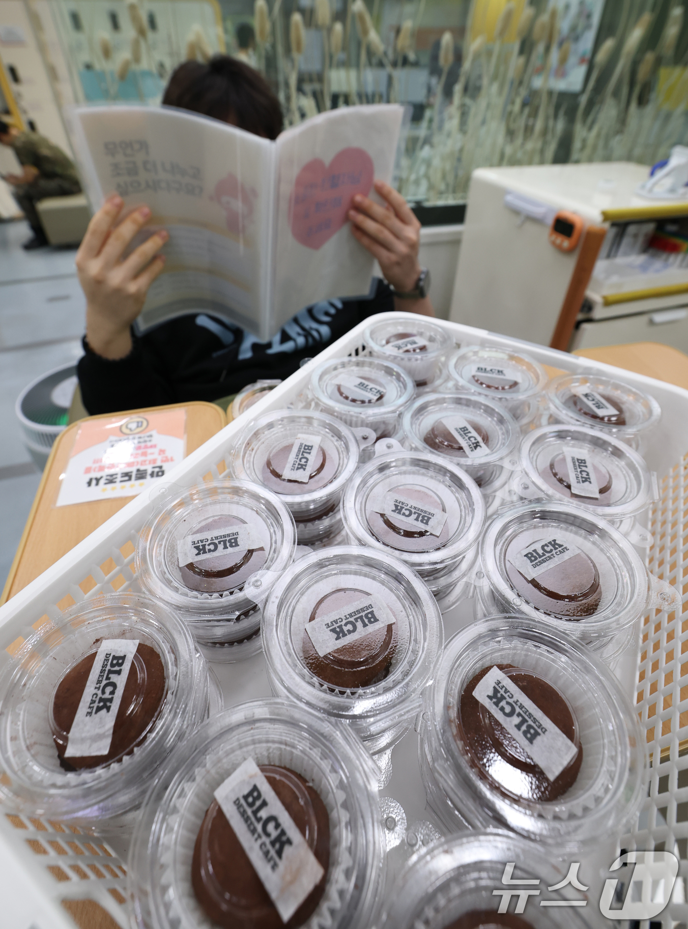 (수원=뉴스1) 김영운 기자 = 20일 경기 수원시 팔달구 헌혈의집 수원역센터에서 시민들이 헌혈을 하고 있다.경기혈액원은 오는 20일부터 제품 소진 시까지 관할 헌혈의집 전혈 헌혈 …