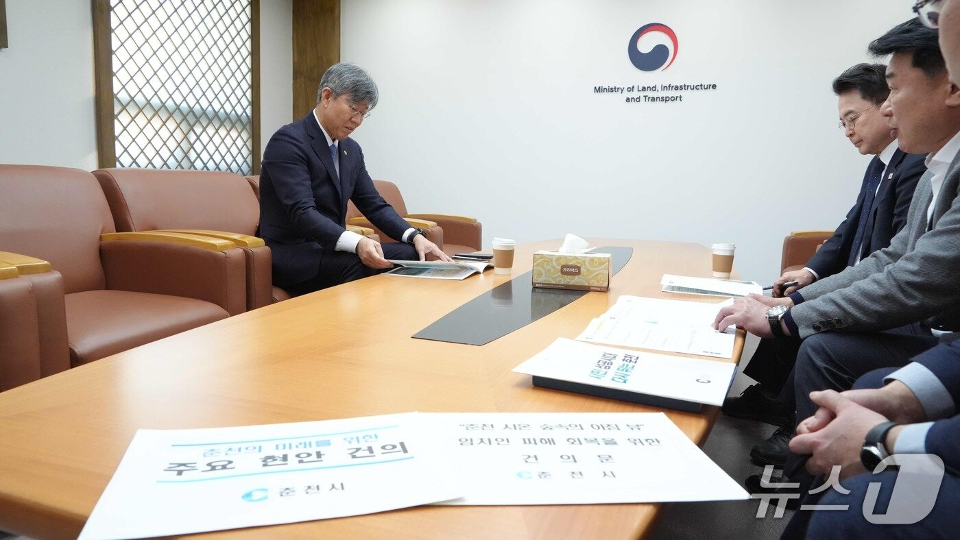 본문 이미지 - 육동한 춘천시장이 20일 서울 국토발전전시관에서 김이탁 국토교통부 1차관을 만나 춘천지역 현안 건의를 하고 있다.(춘천시 제공, 재판매 및 DB금지)