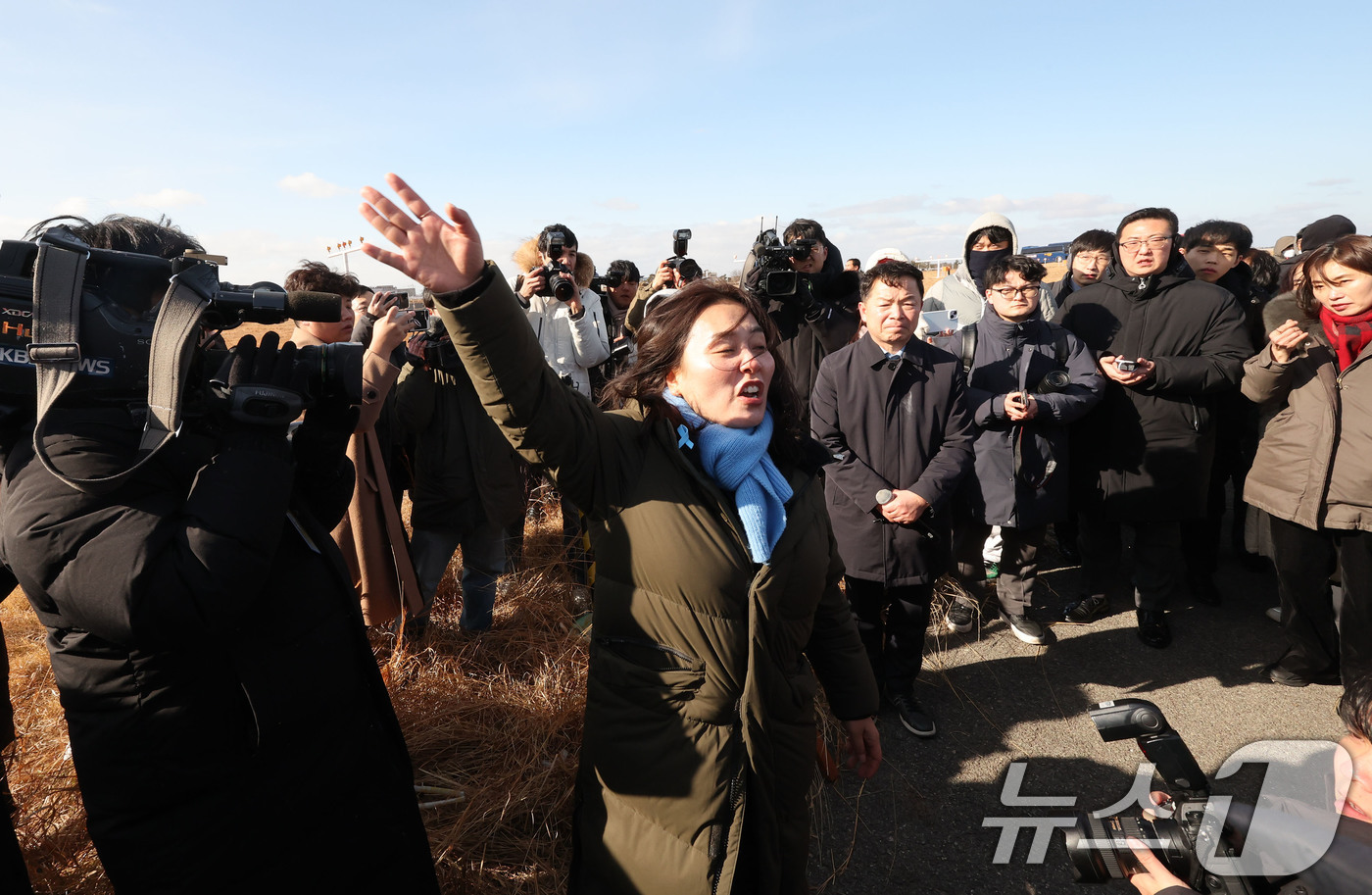 (무안=뉴스1) 박지현 기자 = 20일 무안국제공항에서 열린 12·29 여객기 참사 진상규명을 위한 국정조사 특별위원회 현장조사에서 김유진 유가협 대표가 로컬라이저 앞 치워진 잔해 …