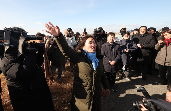 "로컬라이저 앞 잔해물 어디갔나"