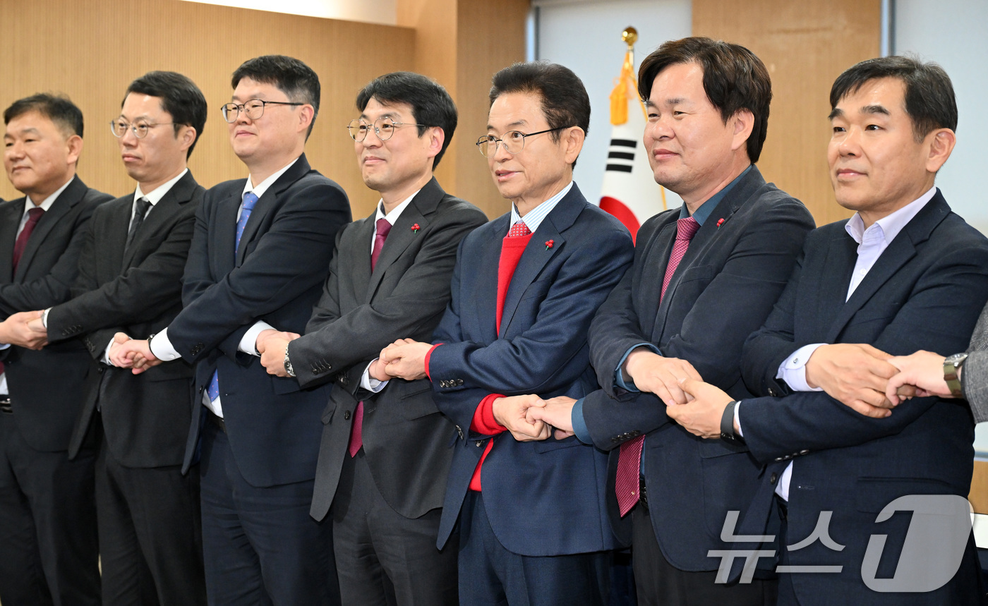 (대구=뉴스1) 공정식 기자 = 이철우 경북지사와 김정기 대구시장 권한대행(행정부시장)을 비롯한 대구·경북 관계자들이 20일 오후 경북 안동시 경북도청에서 열린 대구·경북 행정통합 …